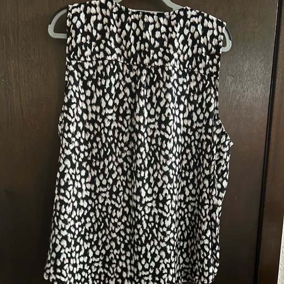 Gently used Maurice’s sz 2x Sleeveless Top!!! - Picture 3 of 3